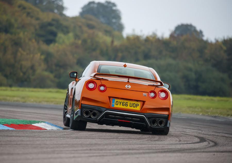  Nissan GT-R 2016 года  (UK) (фото 17 из 25)